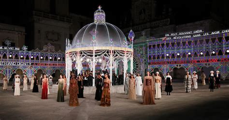 video sfilata dior lecce 2020|Sfilata Dior a Lecce, il video: la collezione Cruise va in scena tra .